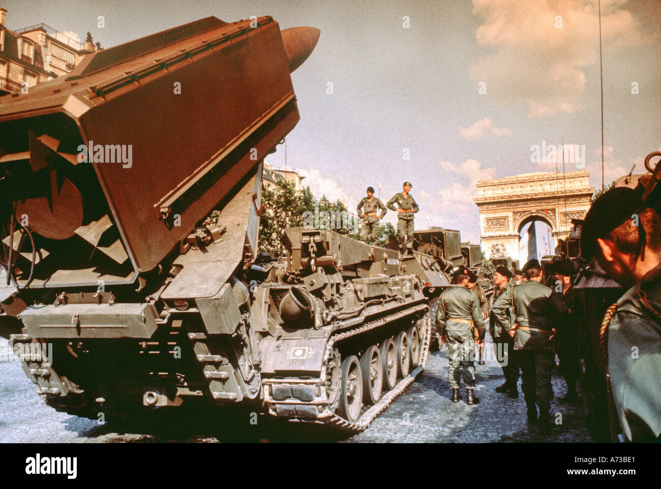 PARIS Frankreich, öffentliche Veranstaltungen "14. Juli" Meuterei auf der französischen Armee mit Rakete auf Champs-Élysées Parade starten Stockfoto