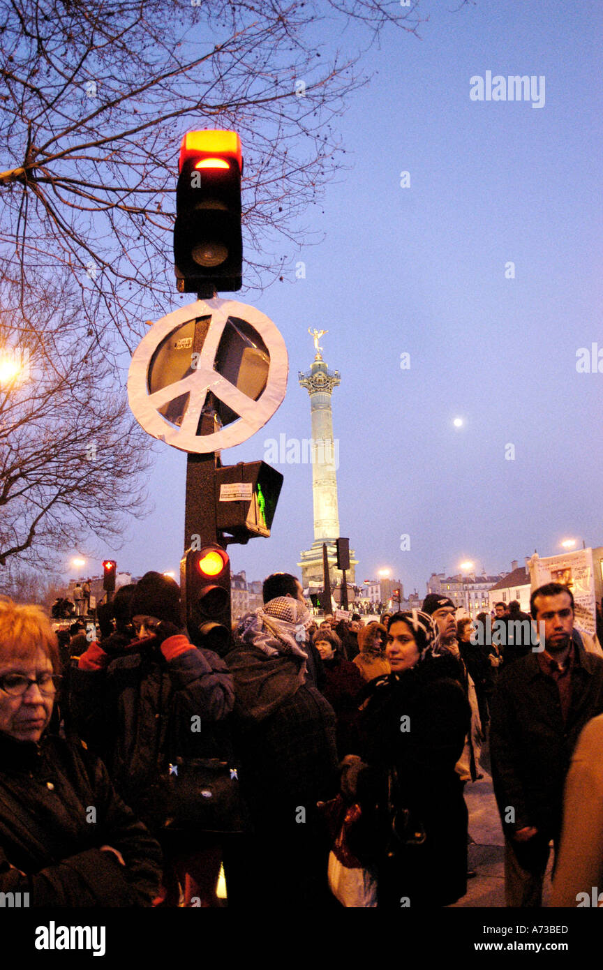 Paris Frankreich, französische Anti-Irak-Kriegsdemonstration "Place de la Bastille" Friedensschild, Nacht große Menschenmenge, Szene, Protest für den Frieden Stockfoto
