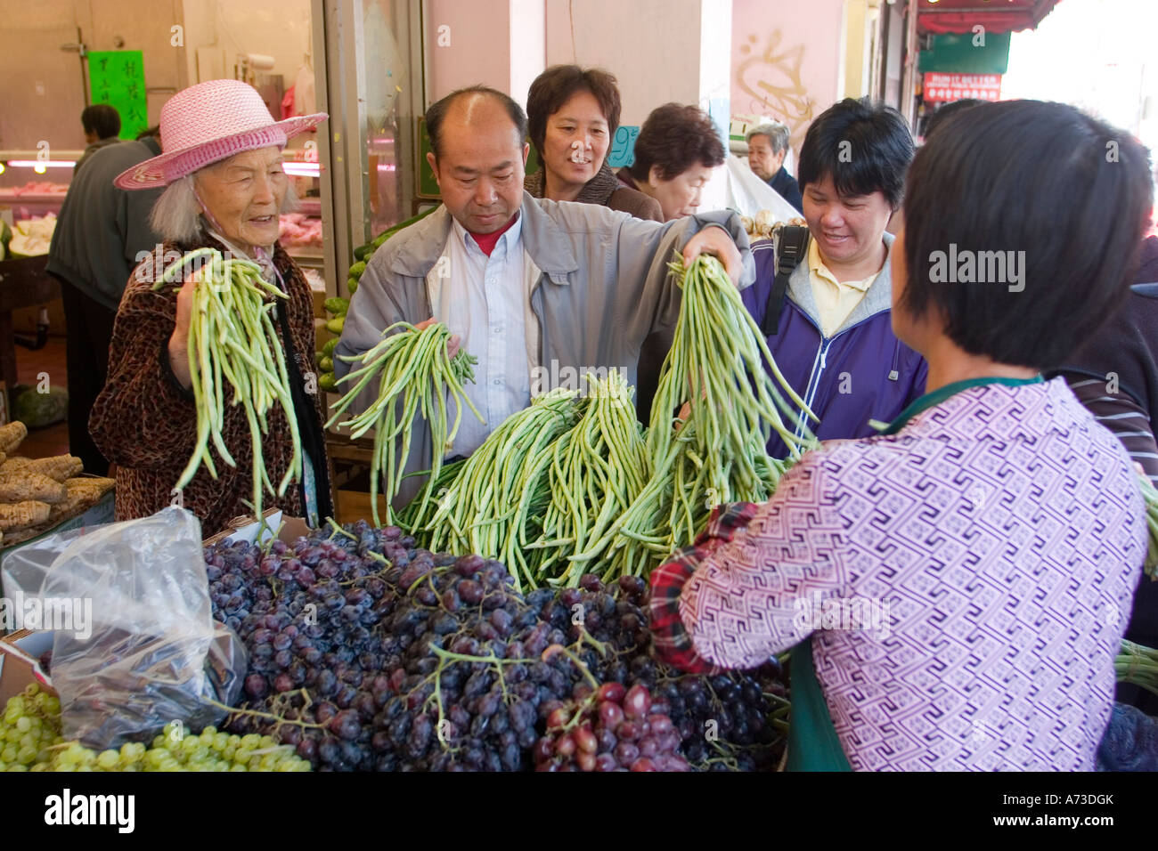 Chinesen kaufen Gemüse auf einem Markt in China Town San Francisco Kalifornien USA Stockfoto