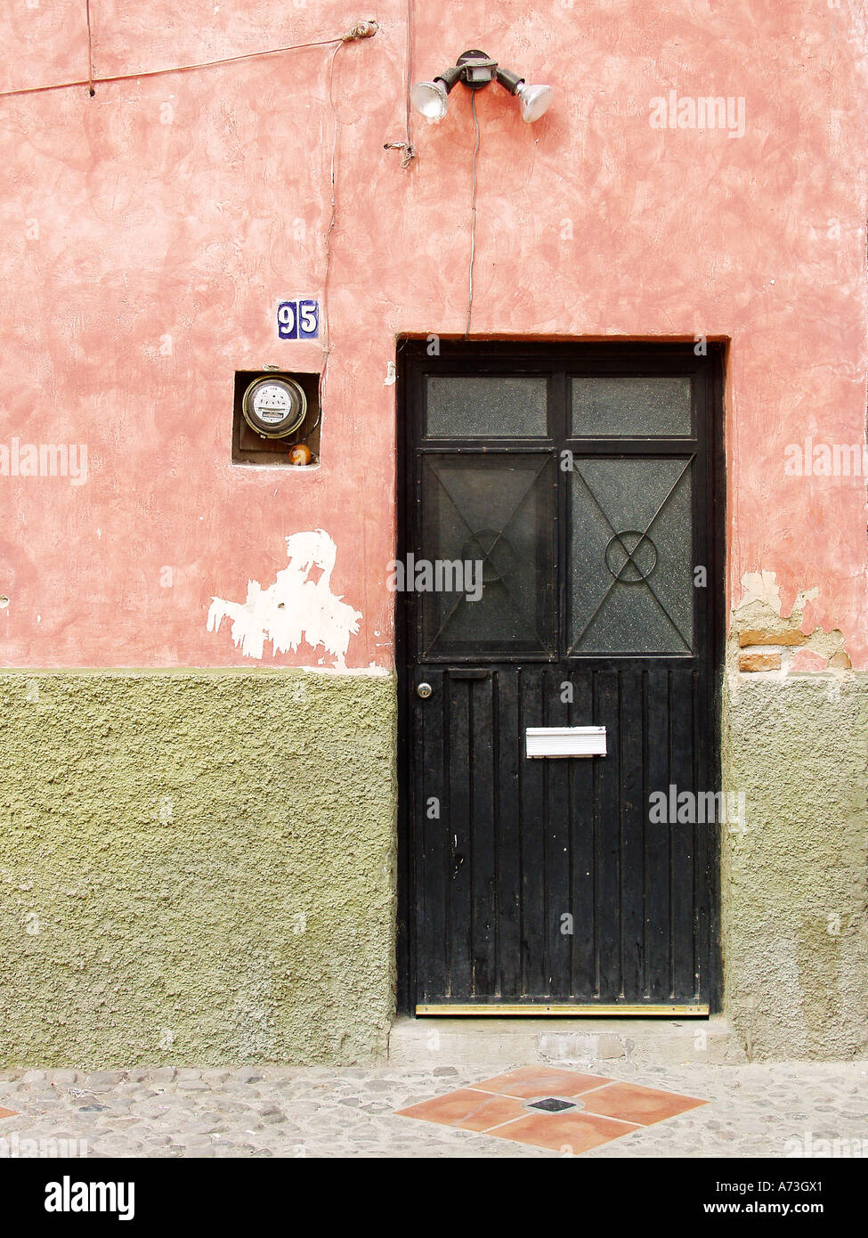 Mexiko-schwarz Tür Rosa Wand Stockfoto