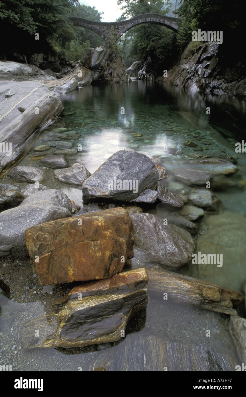 EU, Schweiz, Tessin, Dorf in Lavertezzo, River Rock Intrusionen Stockfoto