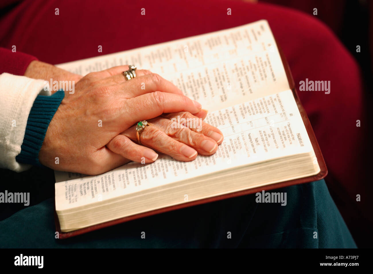 Ältere Frauen, die eine Bibel zu lesen Stockfoto