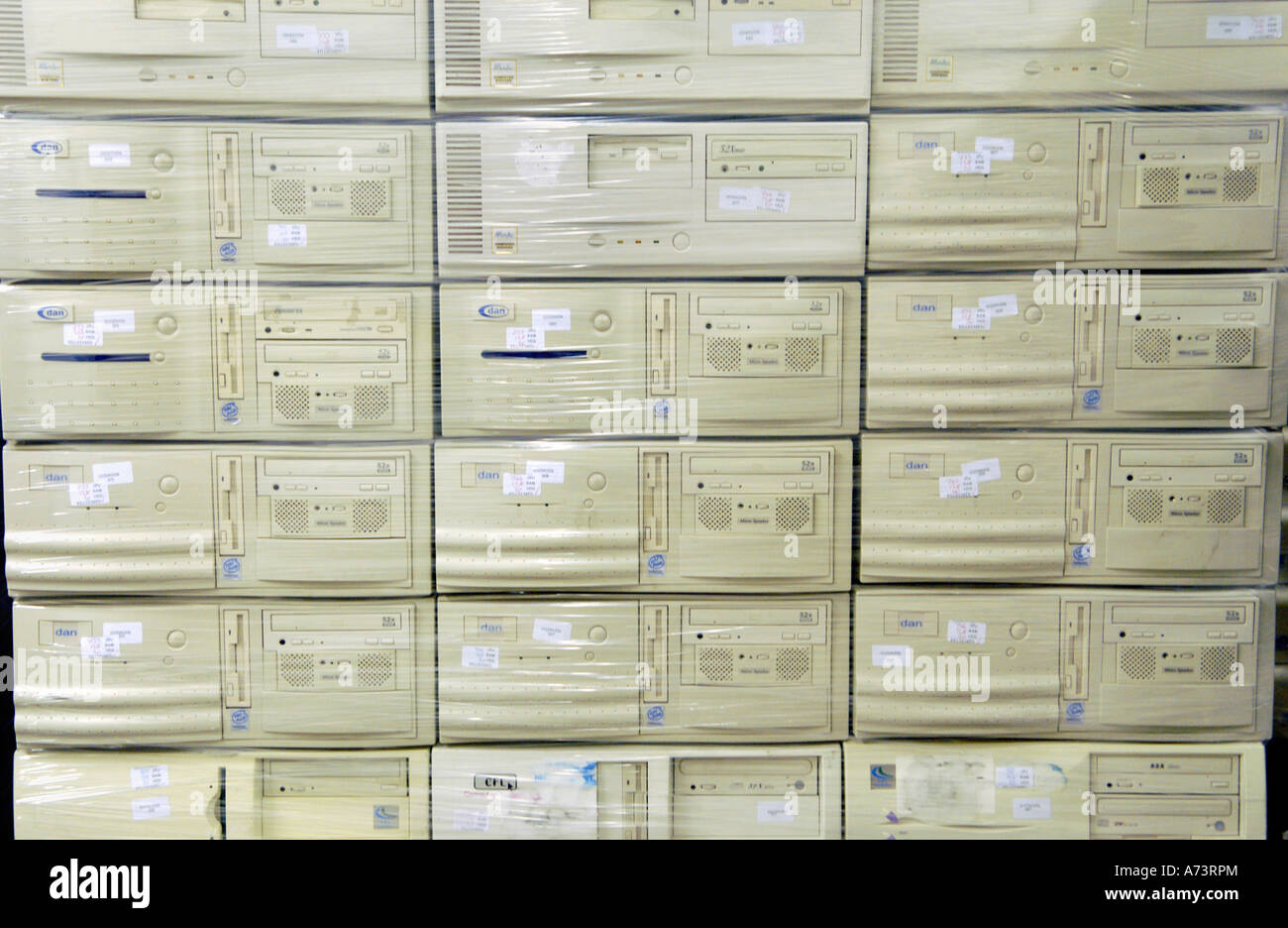 Shrink verpackt bereit für den Export gebrauchte Computer bei Wastechnique Ltd Rhondda Valley South Wales UK Stockfoto