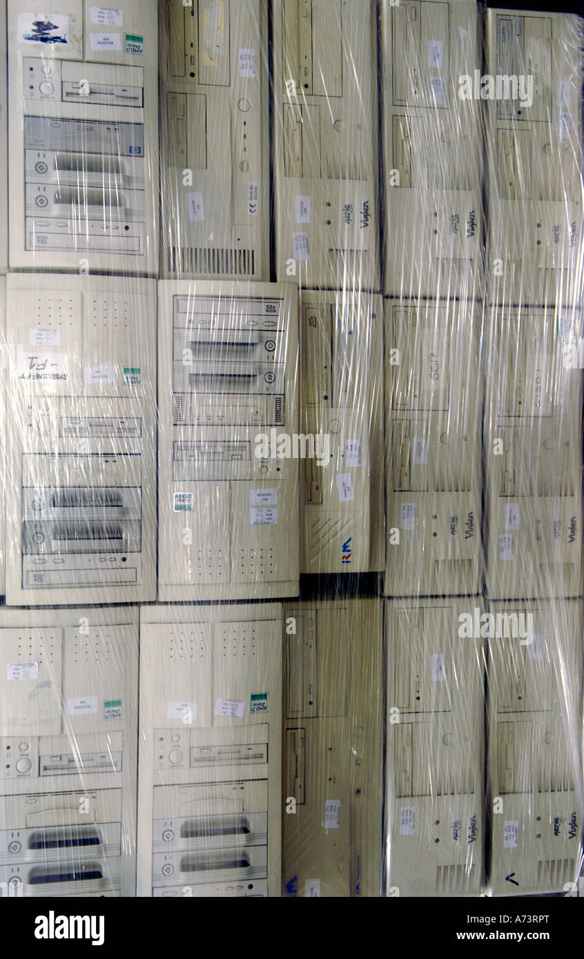Shrink verpackt bereit für den Export gebrauchte Computer bei Wastechnique Ltd Rhondda Valley South Wales UK Stockfoto