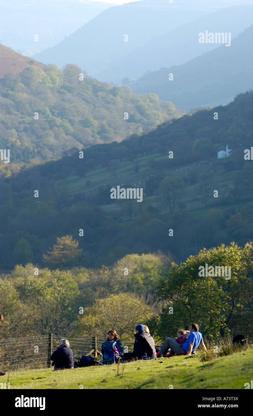 Wanderer ruht, blickte Evangelium Pass, Vale von Ewyas in den Black Mountains in der Nähe von Hay on Wye Powys Wales UK Stockfoto