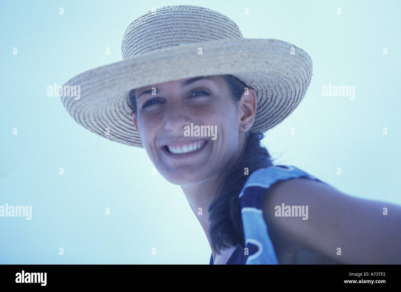 Frauen Frau (Alter 25-30) in Hut, wo tropisches Ambiente entspannen (X-Prozess-negativ-Film) Stockfoto Frauen Frau (Alter 25-30) in Hut, wo tropisches Ambiente entspannen (X-Prozess-negativ-Film) Stockfoto