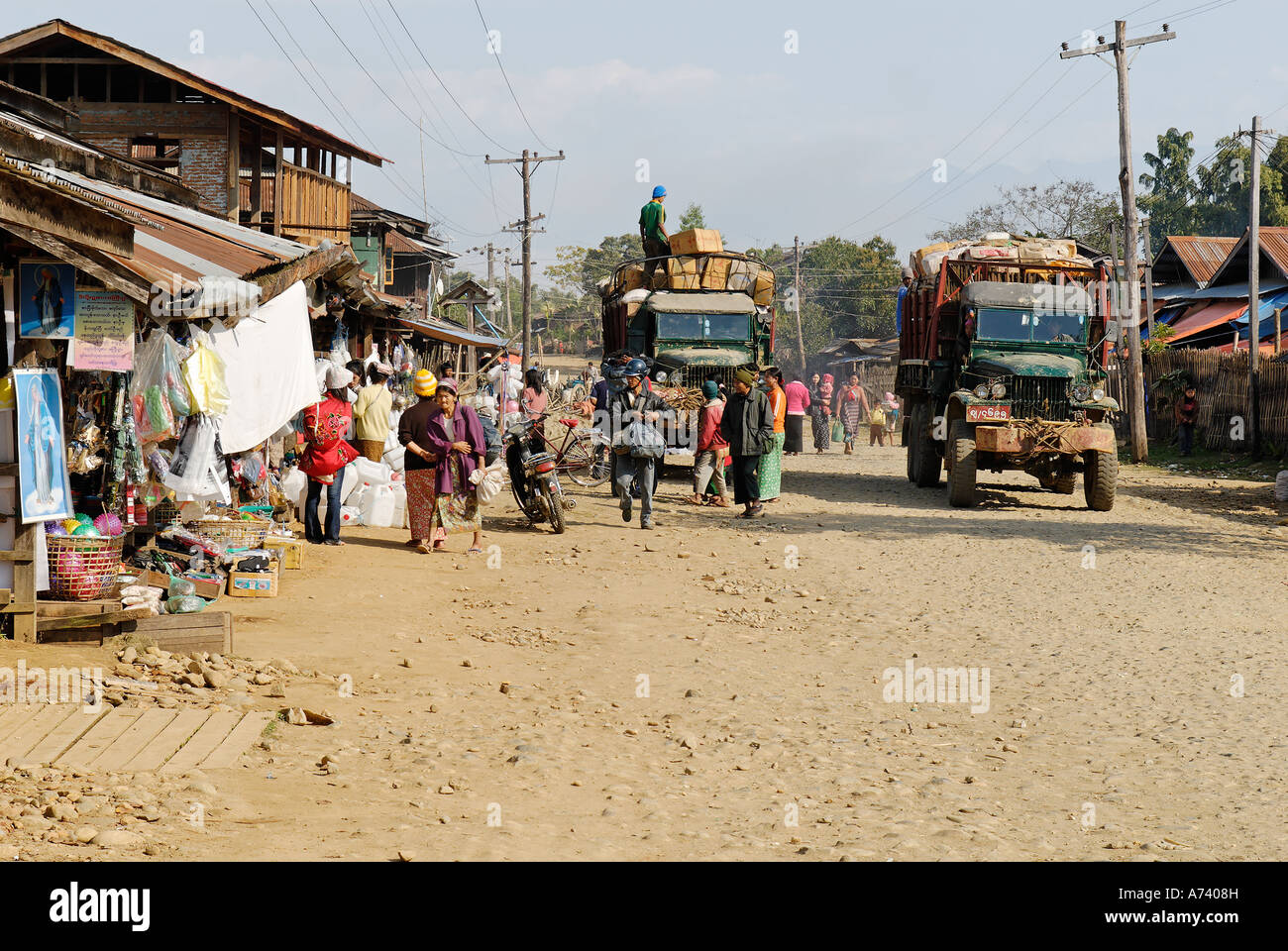 Alter Lkw auf dem Markt in Putao Kachin-Staat Myanmar Stockfoto