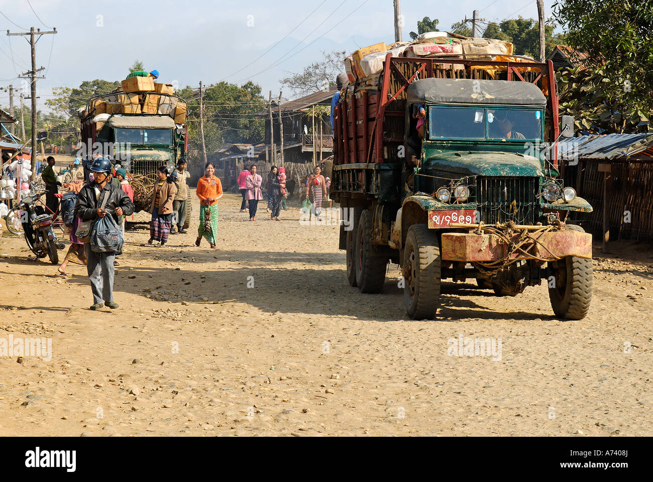 Alter Lkw auf dem Markt in Putao Kachin-Staat Myanmar Stockfoto