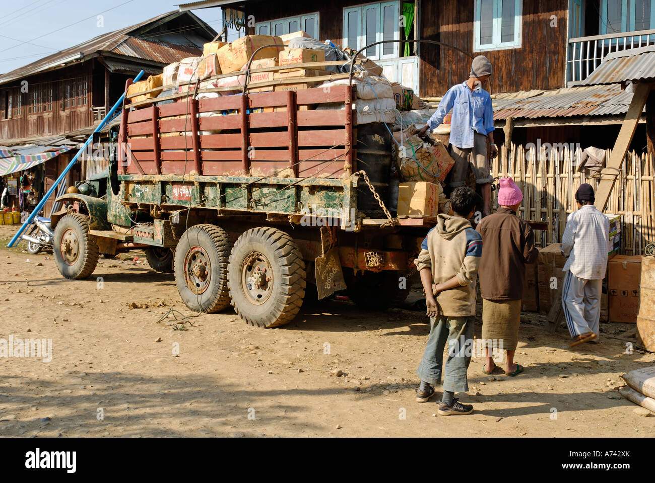 Alter Lkw im Kachin-Staat Mandalay Myanmar Stockfoto