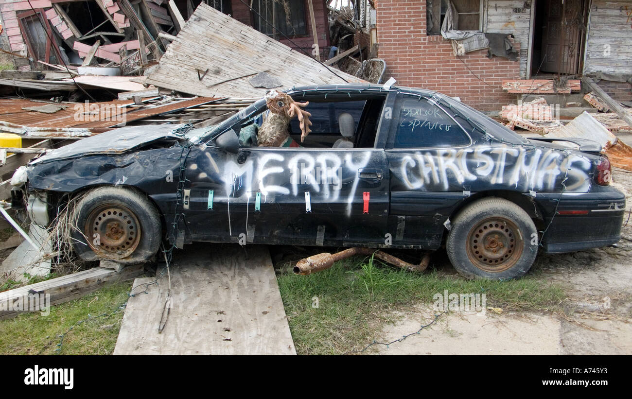 Frohe Weihnachten gemalt auf zerstörten Auto in New Orleans nach dem Hurrikan Katrina Stockfoto