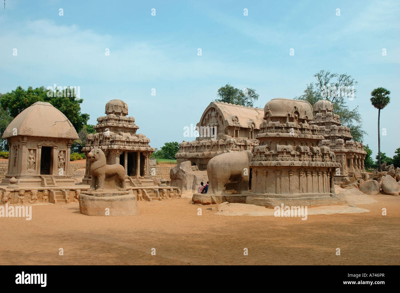 Mamalapuram, Mahabalipuram, religiös, fromm, Strand, Armen, Indianer, Hindus, Religion, Architektur, fünf Rathas, blauer Himmel, Rathas, Stockfoto