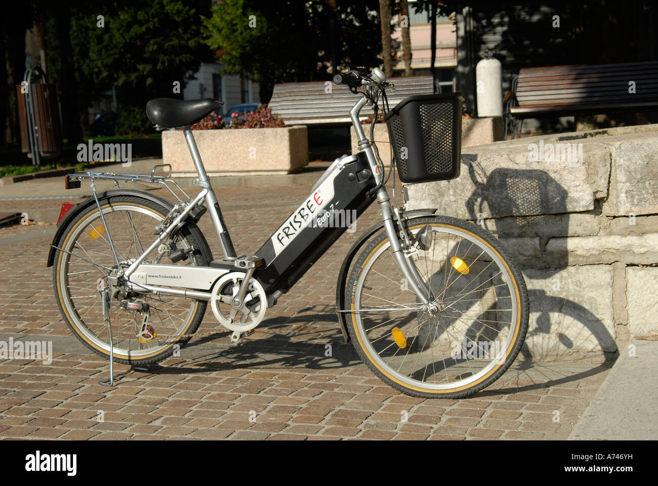 Elektrofahrrad Frisbee Euro 7 geparkt auf einer Straße in Italien Stockfoto