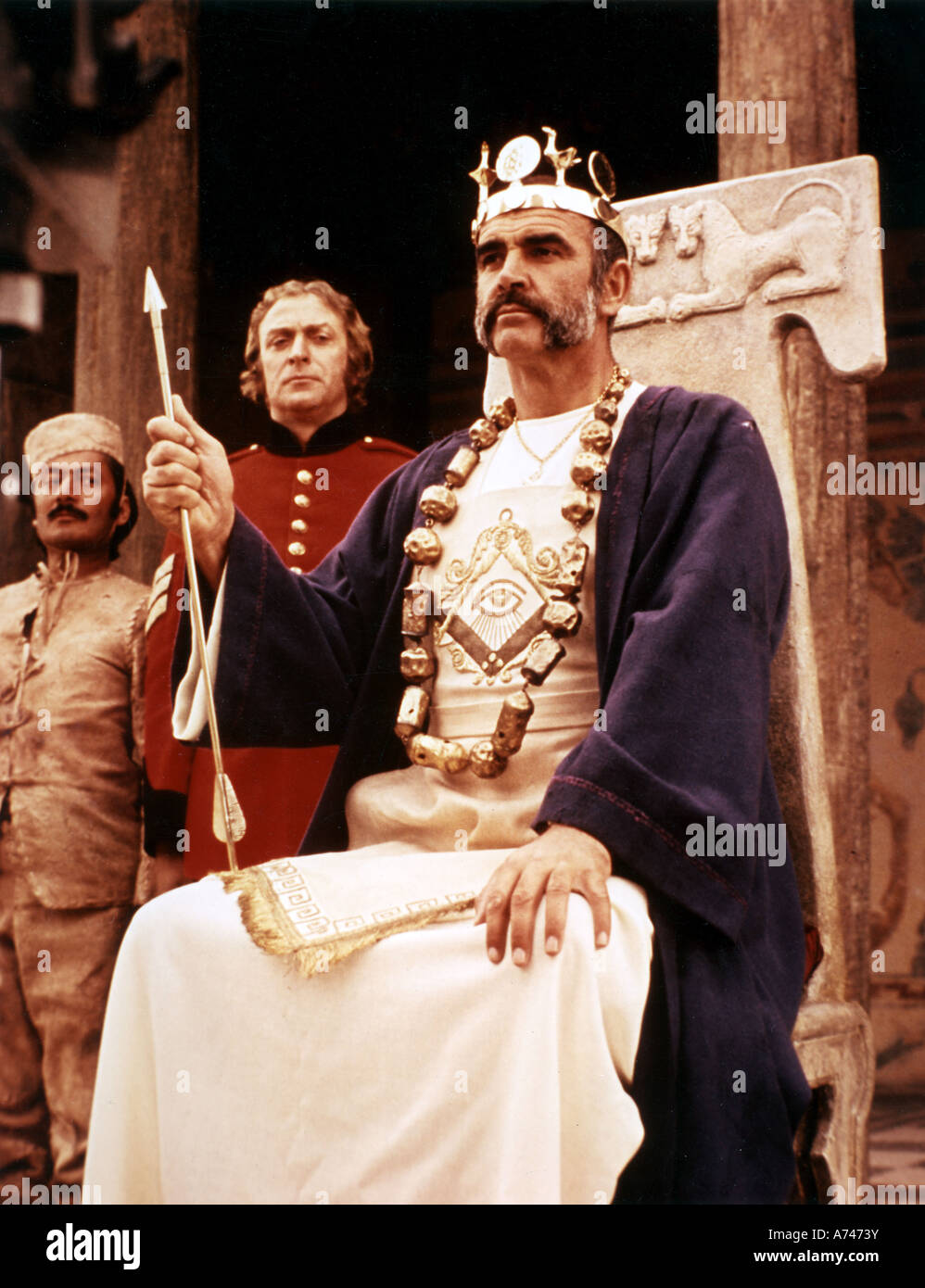 Mann, wer würde sein König 1975 Columbia/Allied Artists Film mit Sean Connery sitzt und Michael Caine in uniform Stockfoto