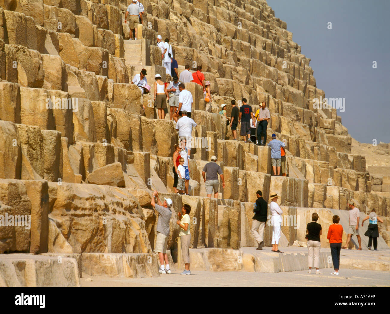Touristen auf Cheops Pyramide Ägypten Stockfoto