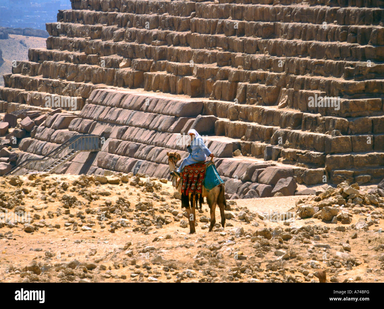 Ägyptischen Mannes auf Kamel durch Mykerinus Pyramiden Gizeh-Ägypten Stockfoto