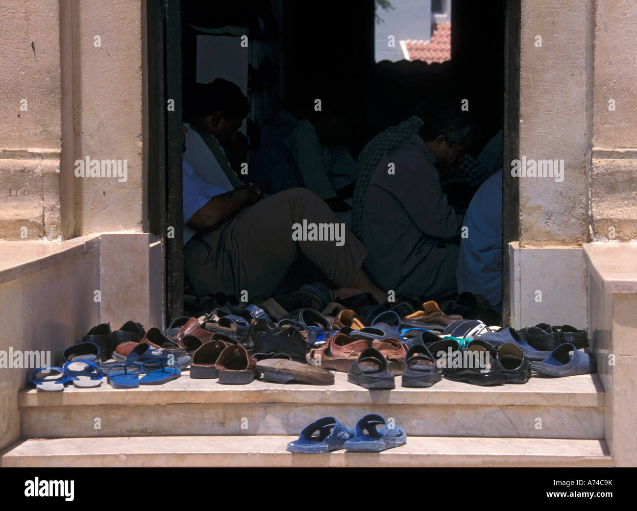 Hurgada Moschee Ägypten Menschen so dass Schuhe auf Boden Stockfoto