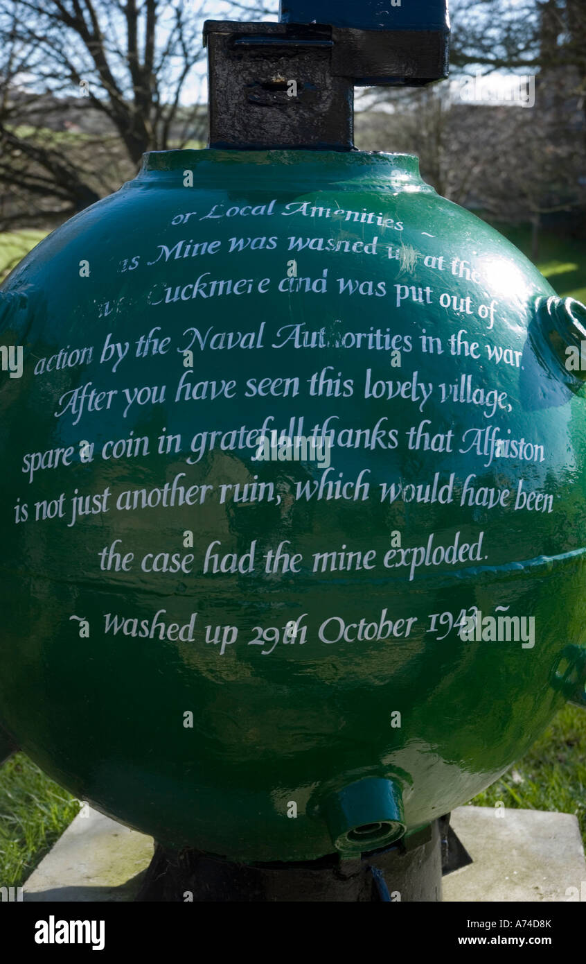 Alten Kriegszeiten mir aus den nahe gelegenen Fluß Cuckmere entfernt und jetzt (2007) im Dorf Touristenort, East Sussex, Großbritannien angezeigt. Stockfoto
