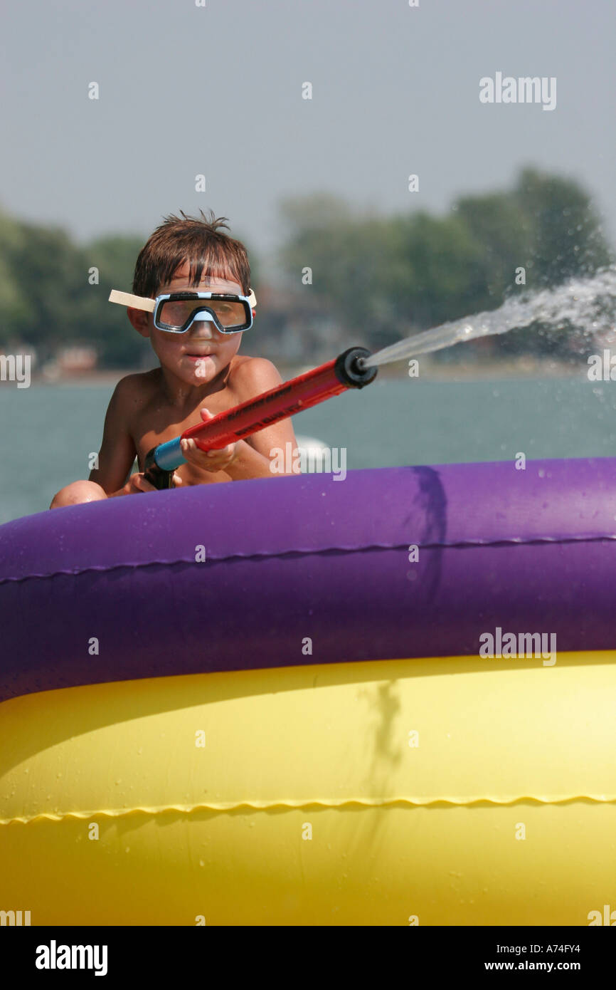 Kleiner Junge in einer Wasserschlacht. Stockfoto