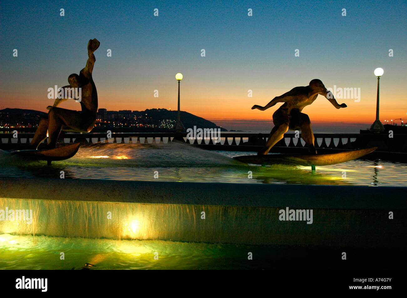 Statuen der Surfer Pedro Barrie De La Maza Avenue LA La Coruña Galizien Spanien Stockfoto