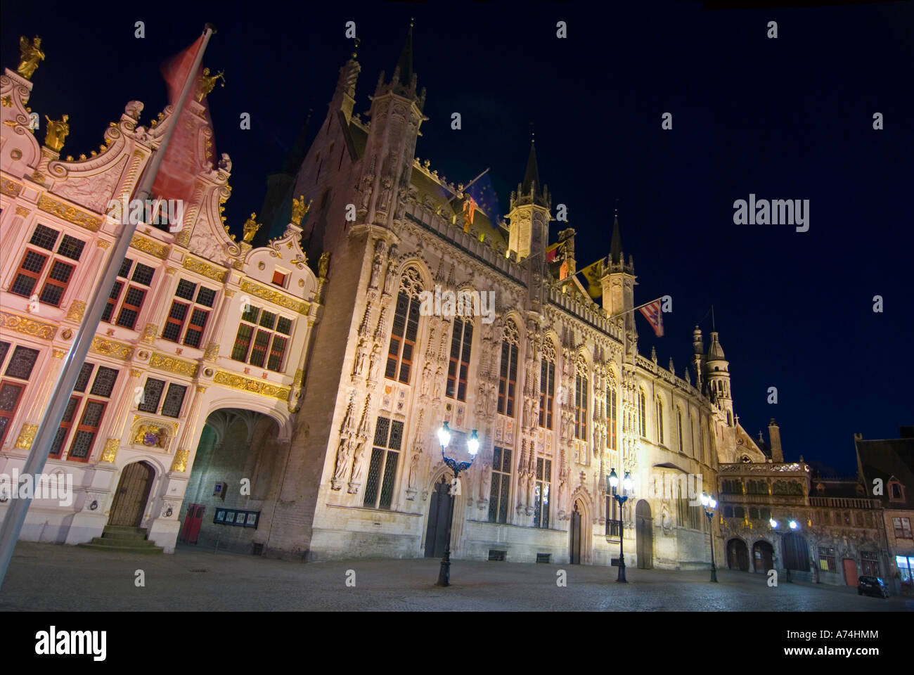 Horizontalen Weitwinkel Nachtansicht des Stadhuis Town Hall in der historischen Burgplatz Stockfoto