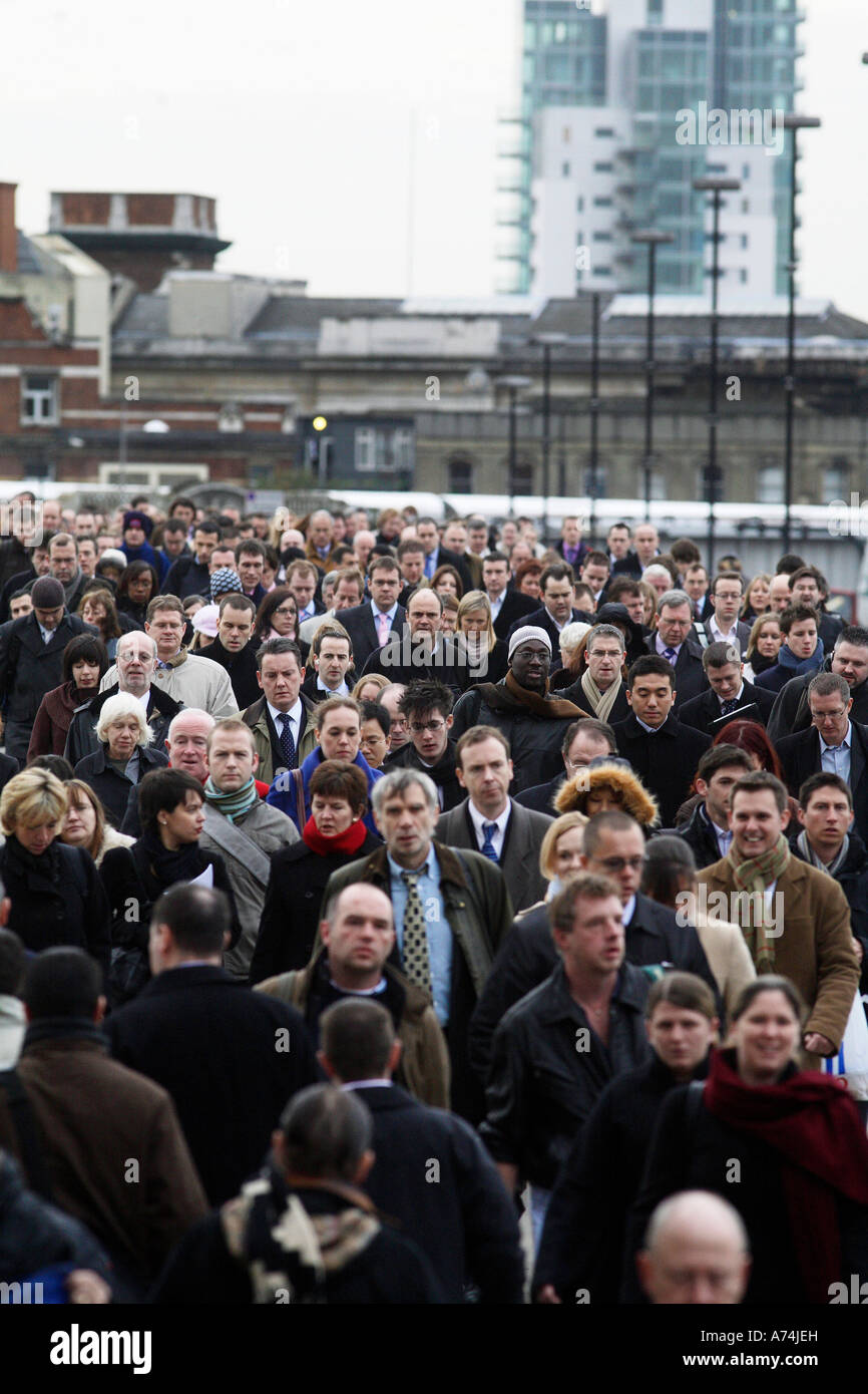 Büroangestellte auf dem Weg zur Arbeit in der City of London, London Brücke Stockfoto