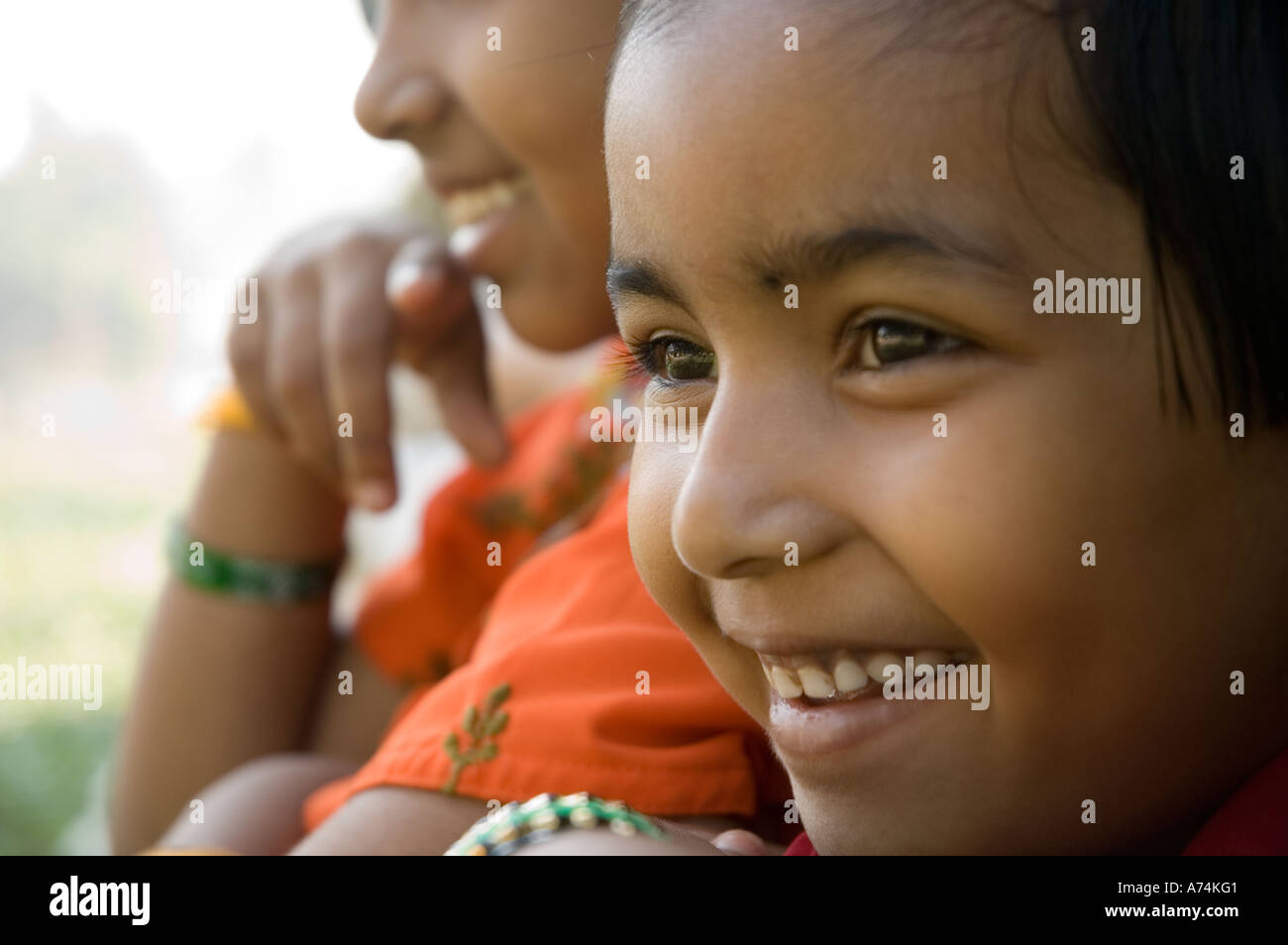 Junge indische Mädchen lächelnd mit Glück Stockfoto