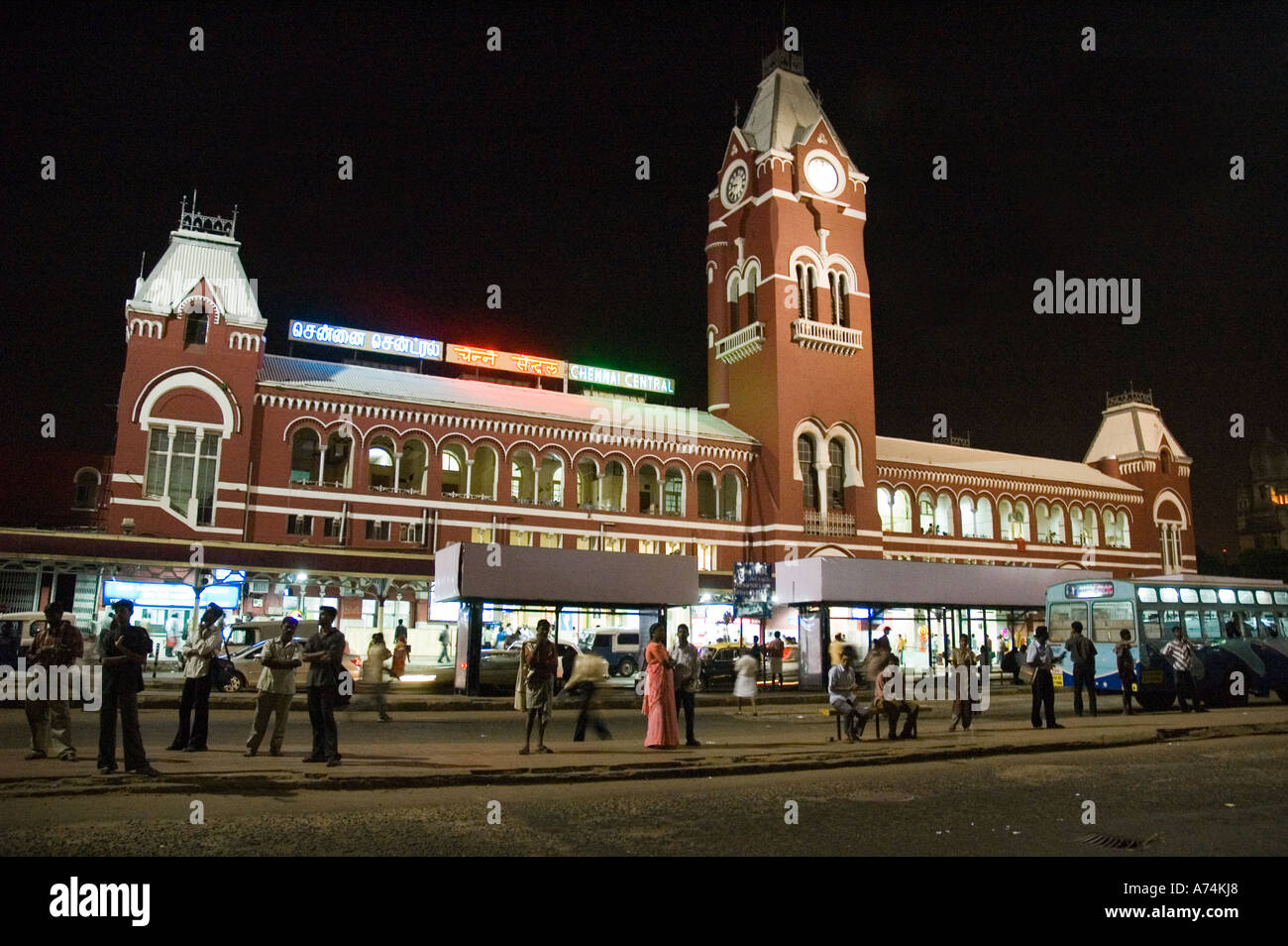 Chennai Bahnhofsgebäude in der Nacht Stockfoto