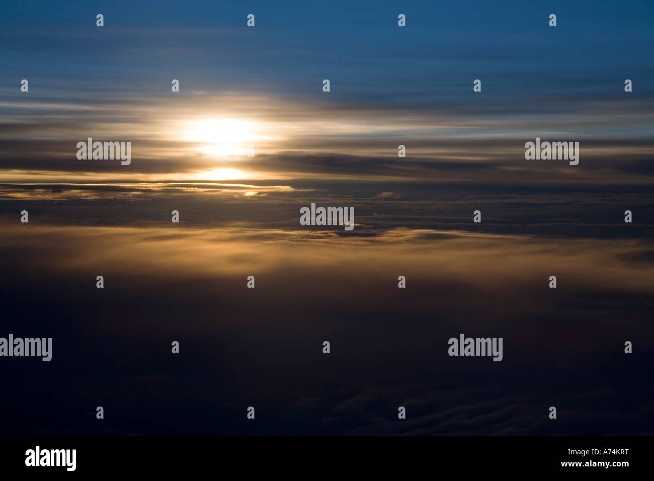 Sonnenaufgang über den Wolken von oben Stockfoto