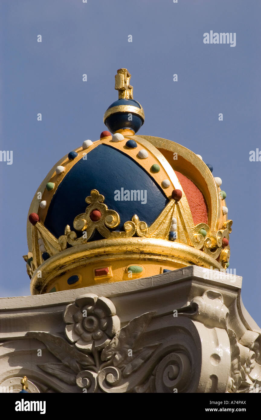 Goldene Krone-Dekoration von Blauwburg oder Bluebridge in Amsterdam, Holland Stockfoto
