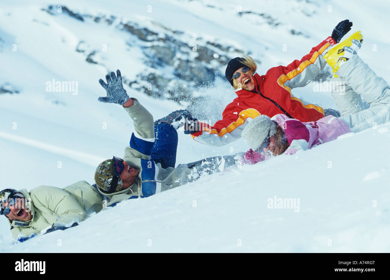 Gruppe von vier Freunden gemeinsam Spaß im Schnee haben Stockfoto