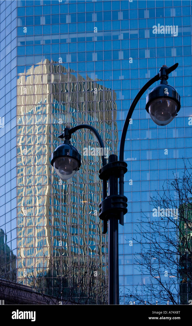 Reflexion von Manhattan Wolkenkratzer spiegelt sich in Glasfront Gebäude Stockfoto