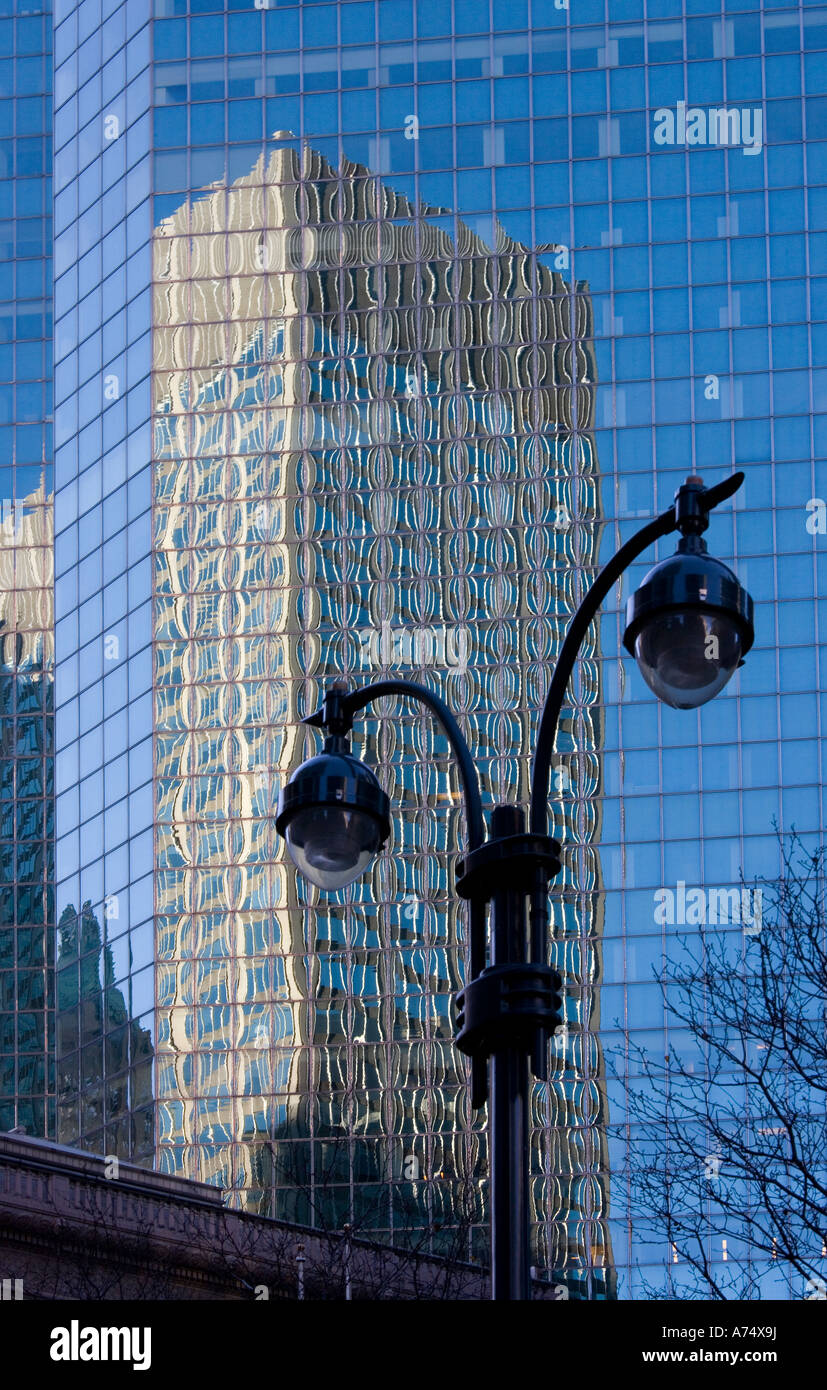 verzogene Reflexion von Manhattan im Glasfenster Stockfoto