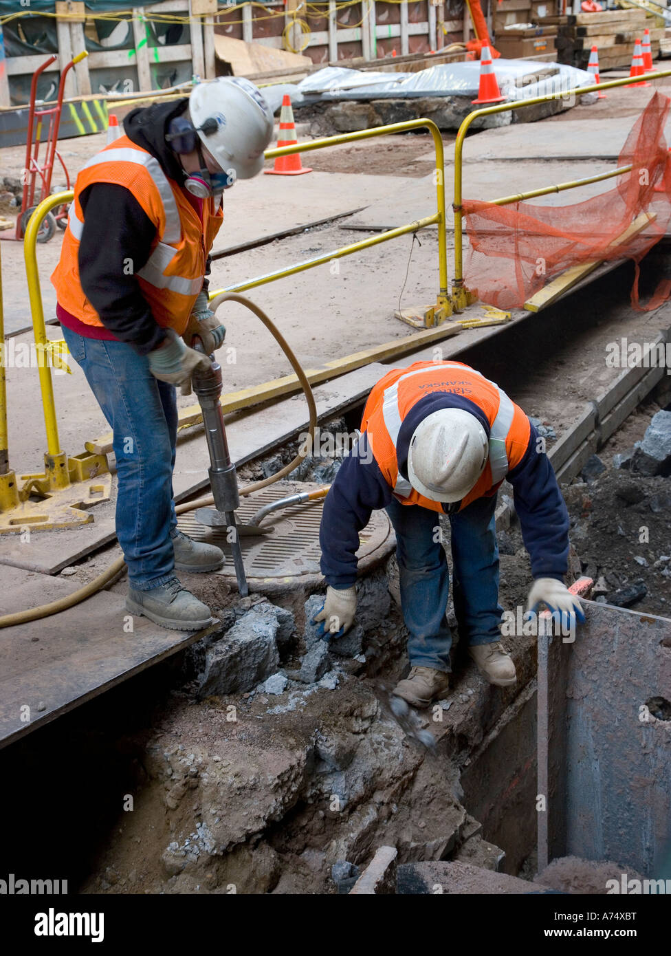 Bauarbeiter, die Straße zu reparieren Stockfoto