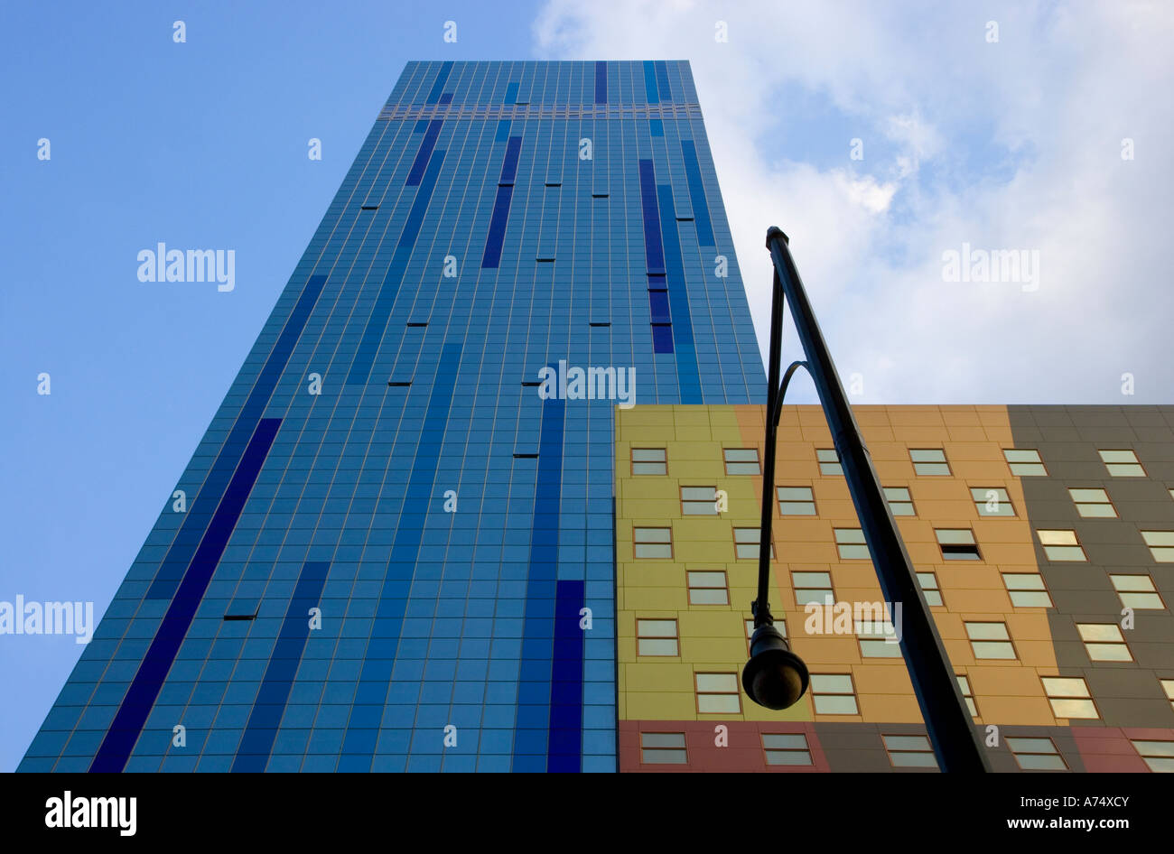 Gebäude-Fenster und Himmel Stockfoto