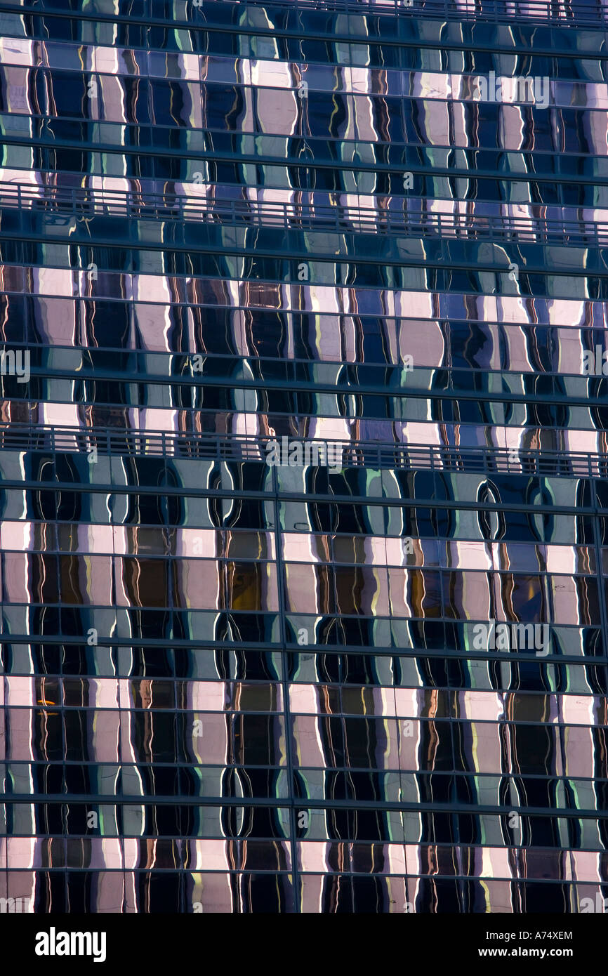 Zusammenfassung der Reflexion der Glasfront Gebäude Stockfoto
