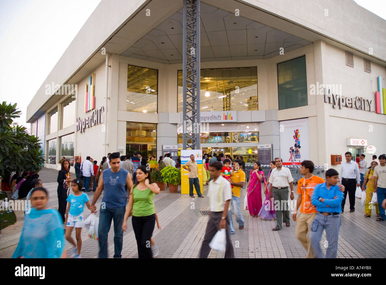 Menschen außerhalb Hypercity Shopping Mall in Mumbai Indien Stockfoto