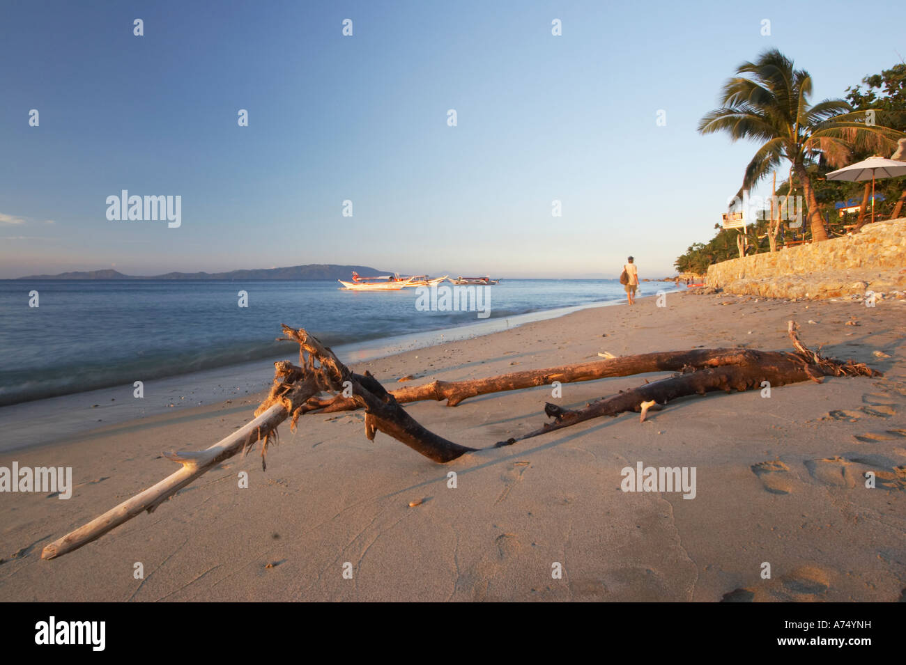 Einsame Person am tropischen Strand In Abendsonne Stockfoto