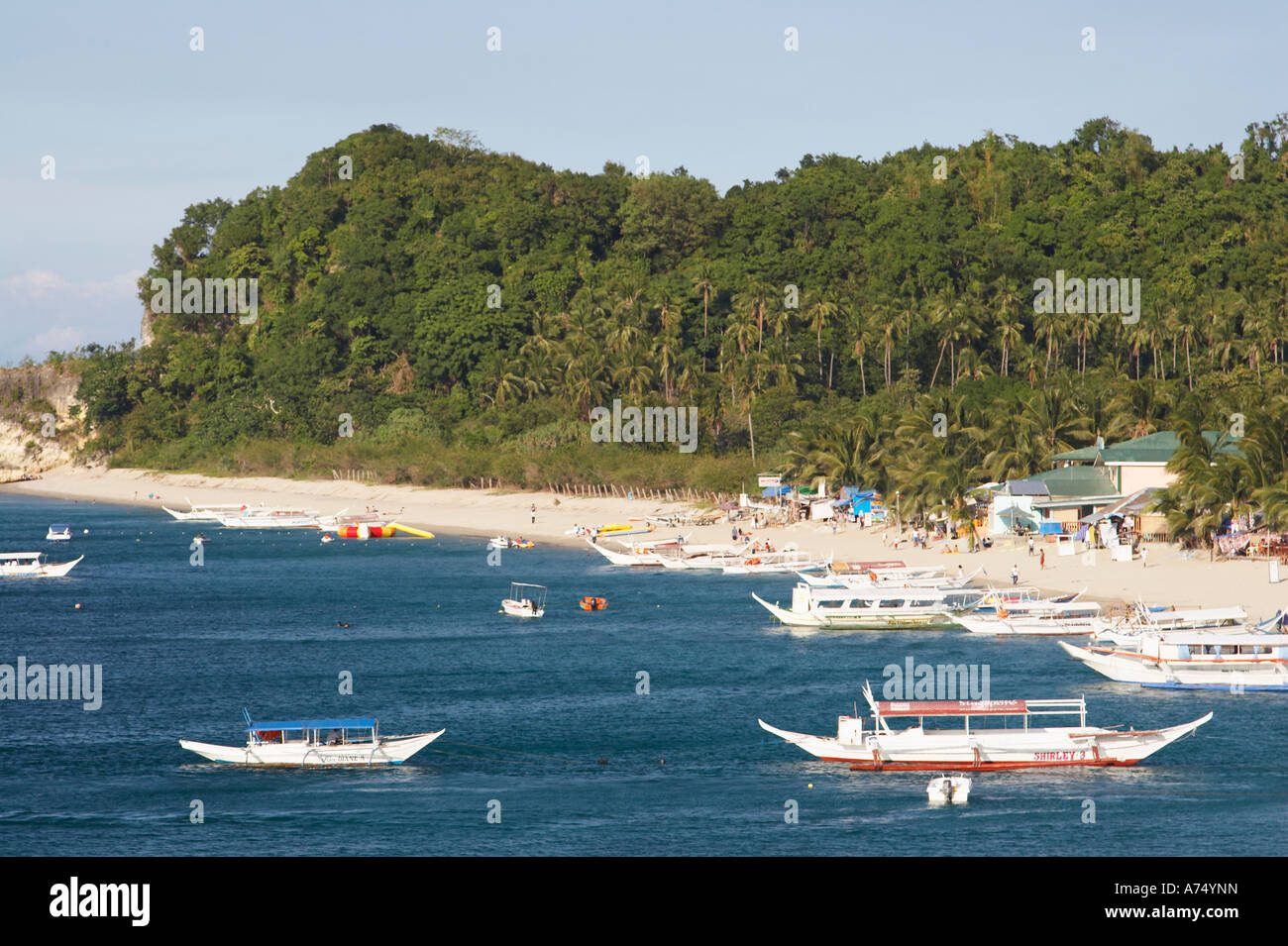 Ausleger-Kanus am weißen Strand Stockfoto