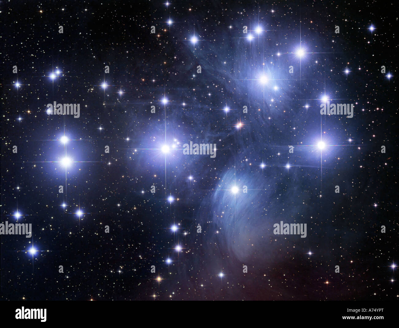 Die Plejaden, auch bekannt als Messier 45 oder die sieben Schwestern, ist der Name eines open Clusters im Sternbild Stier. Stockfoto