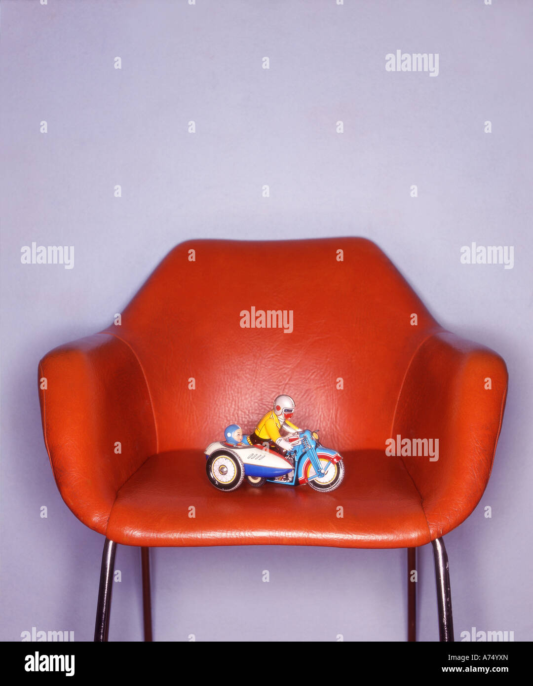 Retro-Spielzeug auf einem Retro-Stuhl Stockfoto