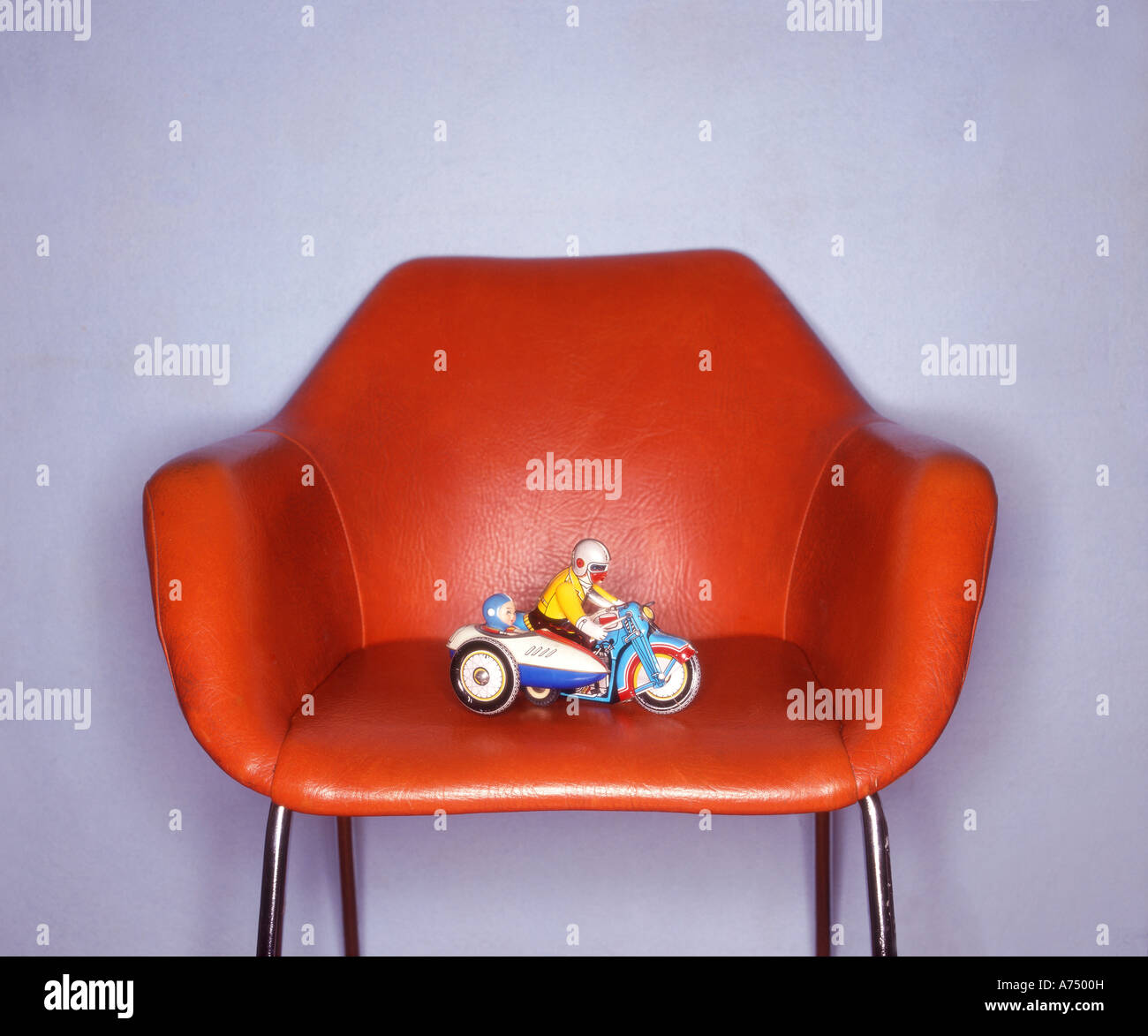 Retro-Spielzeug auf Retro-Stuhl von Ringflash beleuchtet Stockfoto