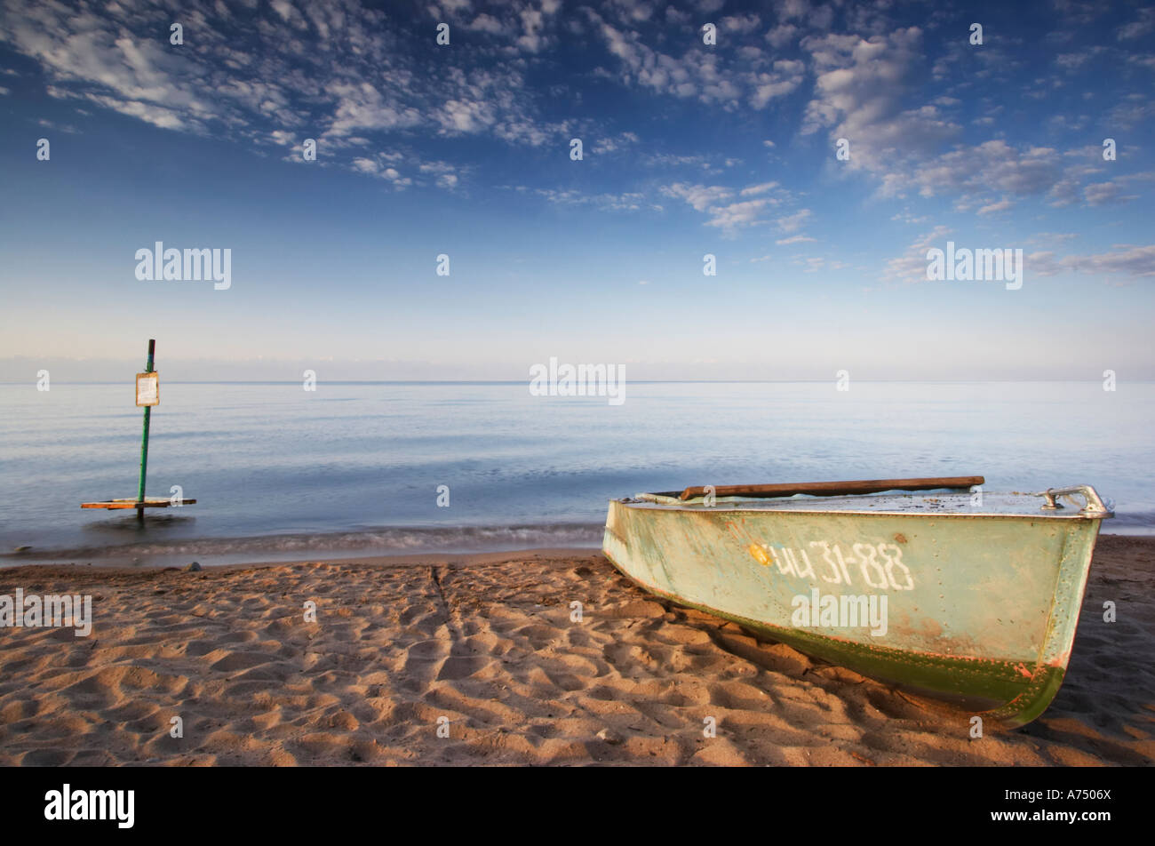 Ruderboot am Ufer des Sees Issyk-Kul Stockfoto