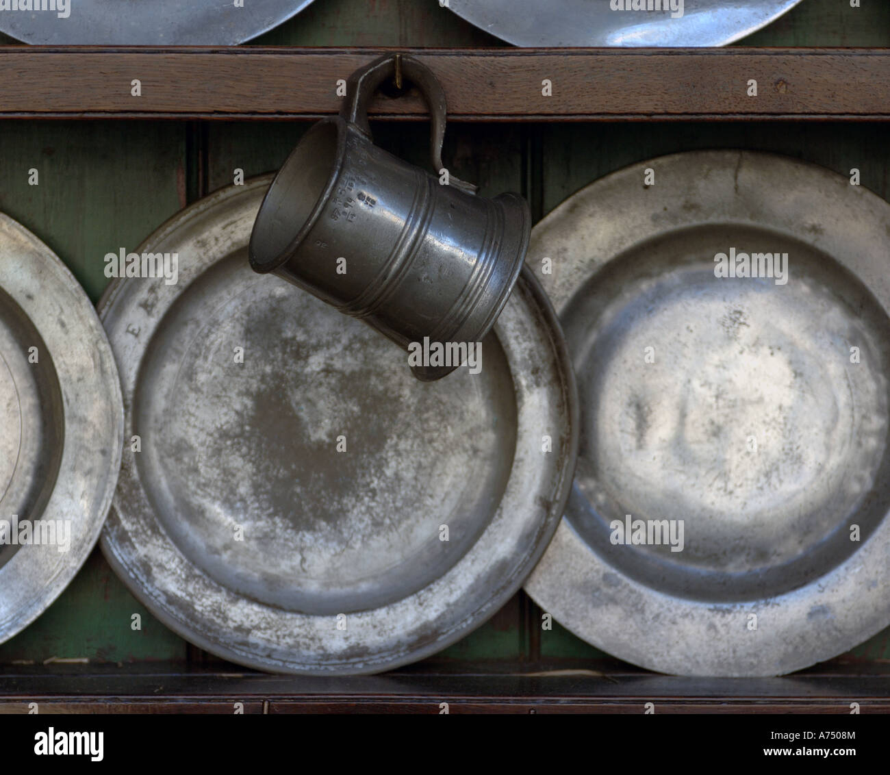 Alte Zinn Tankard und Platten auf traditionelle englische Eiche Kommode Stockfoto