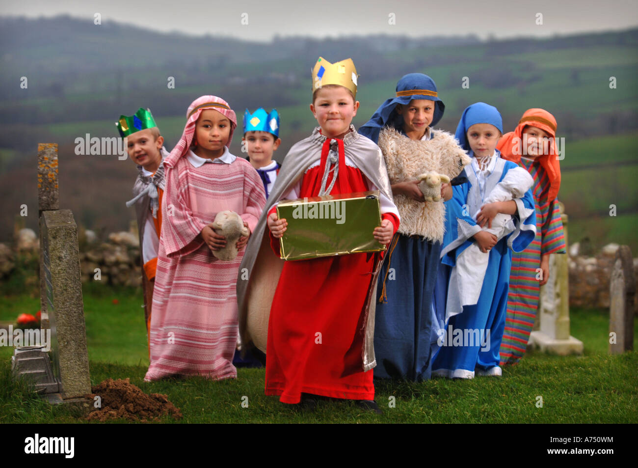 KINDER IN KOSTÜMEN VOR EINER GRUNDSCHULE KRIPPENSPIEL IN A KIRCHE DORSET UK Stockfoto