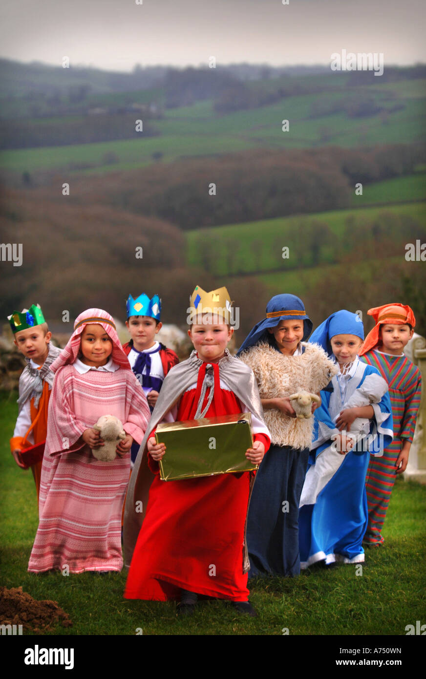 KINDER IN KOSTÜMEN VOR EINER GRUNDSCHULE KRIPPENSPIEL IN A KIRCHE DORSET UK Stockfoto