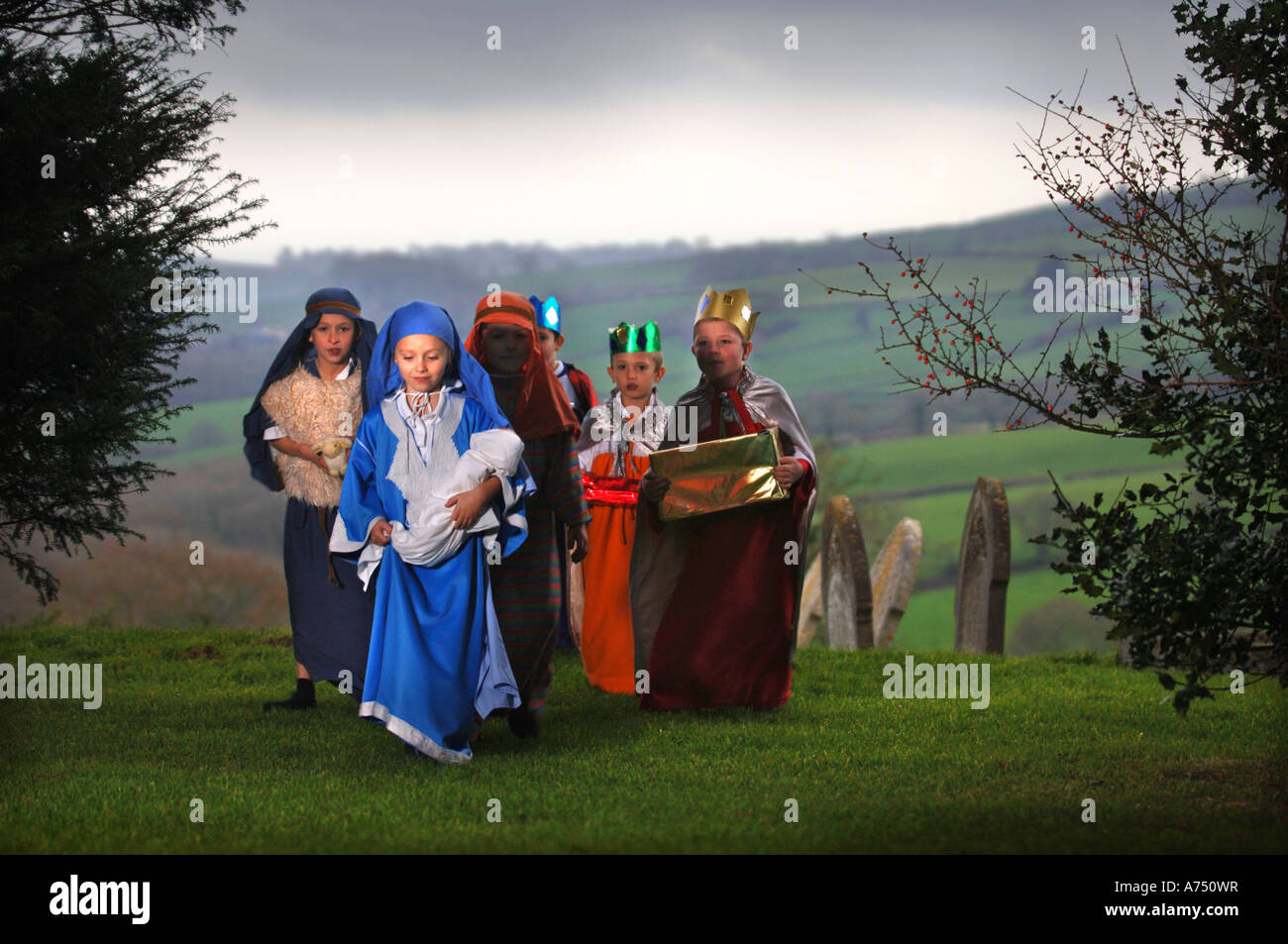 KINDER IN KOSTÜMEN VOR EINER GRUNDSCHULE KRIPPENSPIEL IN A KIRCHE DORSET UK Stockfoto