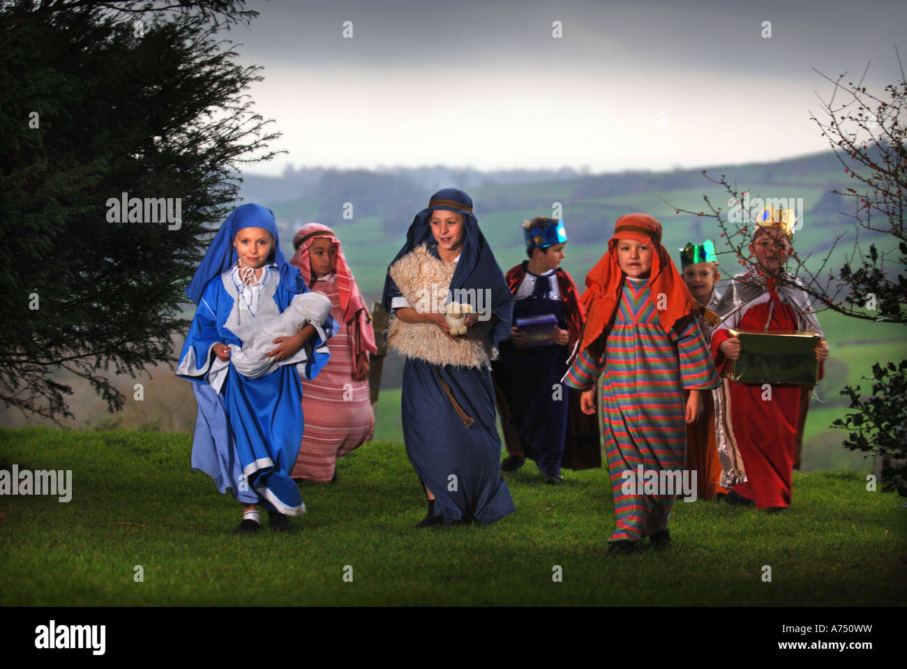 KINDER IN KOSTÜMEN VOR EINER GRUNDSCHULE KRIPPENSPIEL IN A KIRCHE DORSET UK Stockfoto