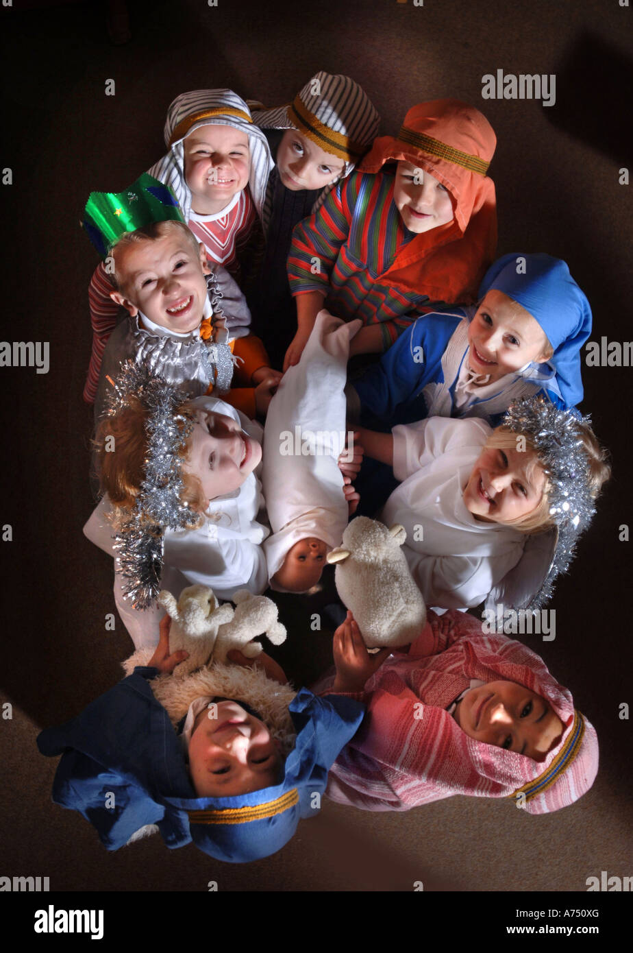 KINDER IN KOSTÜMEN VOR EINER GRUNDSCHULE KRIPPENSPIEL IN A KIRCHE DORSET UK Stockfoto