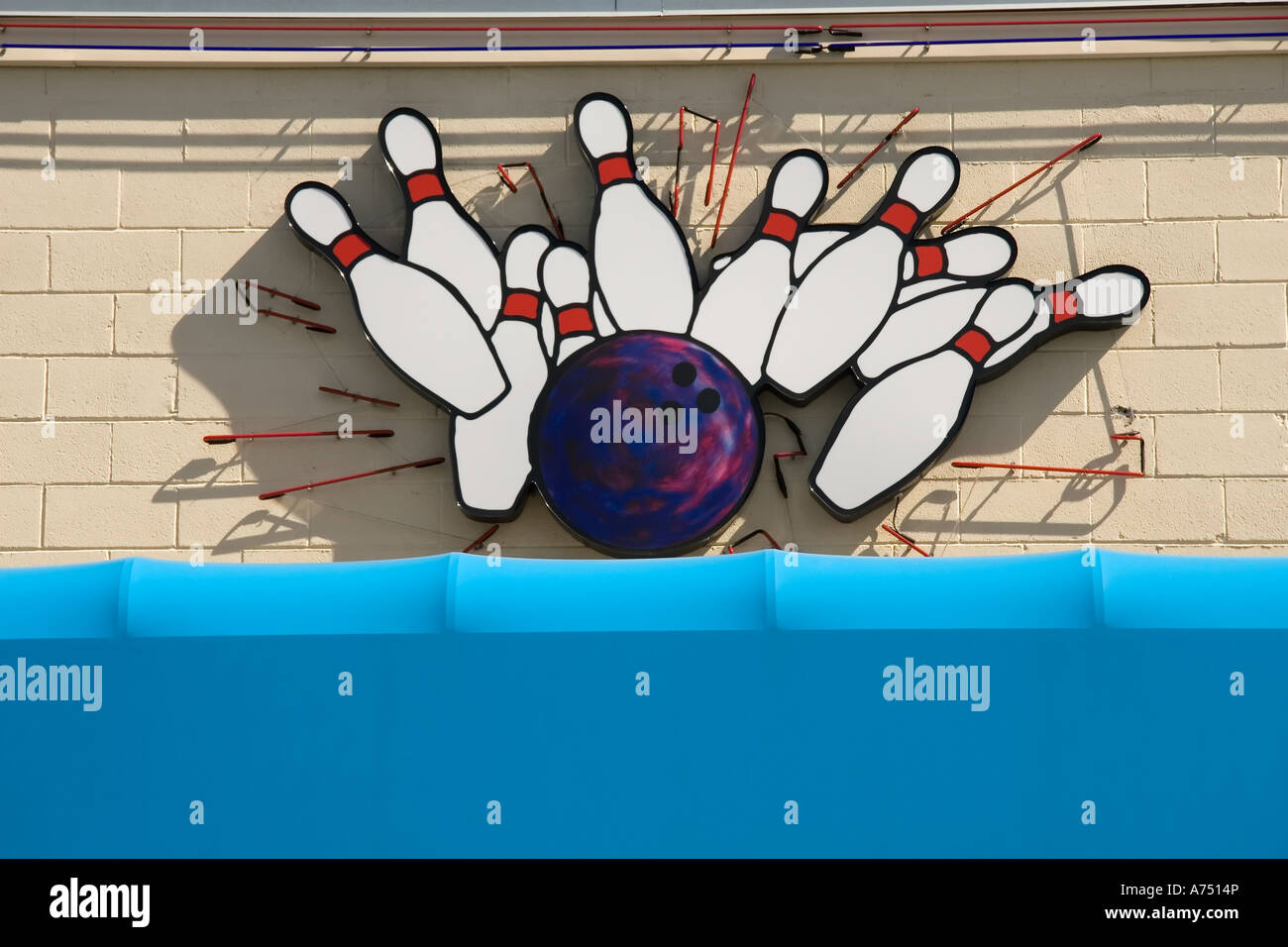 Ein Neon bowling Zeichen gesehen während des Tages auf einer Bowlingbahn im Bundesstaat Utah, USA. Stockfoto