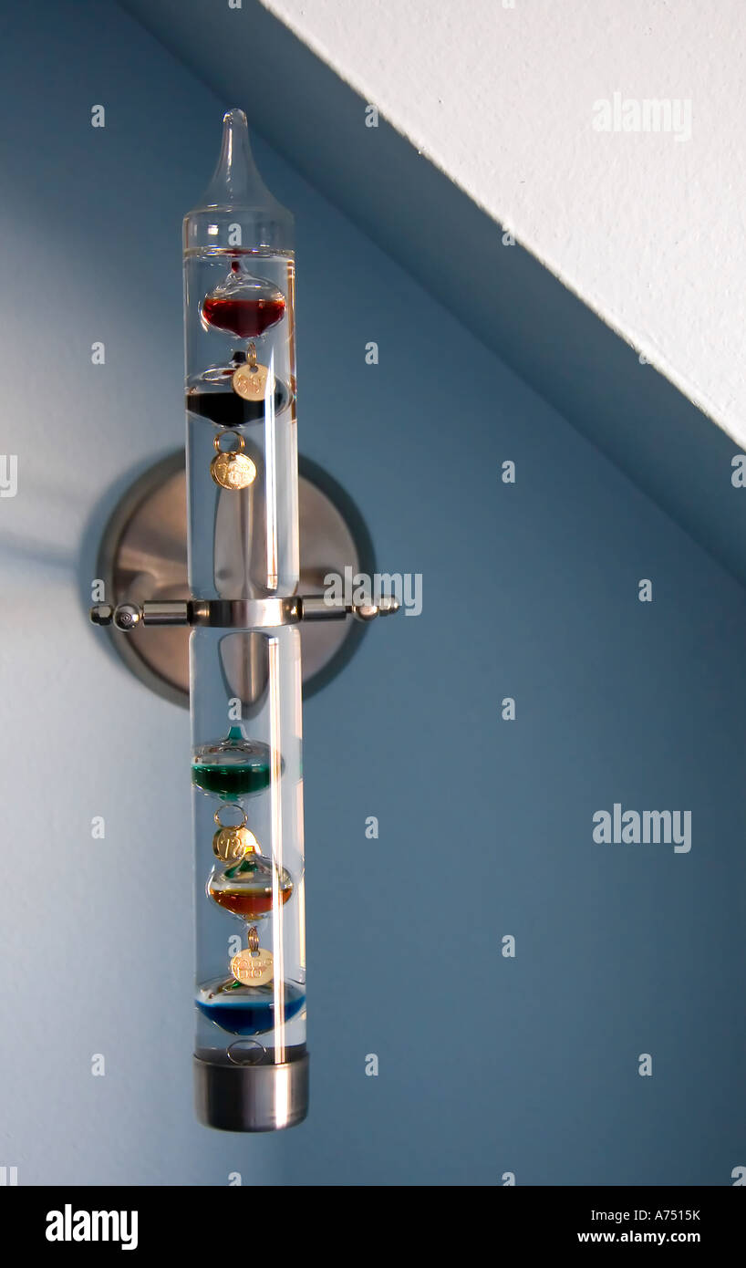Ein dekorative Galileo Thermometer Wandmontage in einem Heim. Seine  "gemessene Temperatur liegt 76 Grad Stockfotografie - Alamy